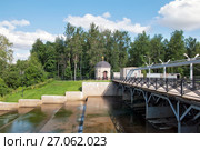 Водопад плотины на Комсомольском канале (река Большая Ижорка) и Часовня Марка Пещерника на старом Колпинском кладбище. Колпино. Санкт-Петербург (2017 год). Редакционное фото, фотограф Румянцева Наталия / Фотобанк Лори