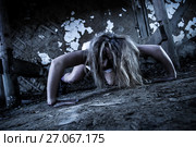 Mad woman in a white nightie. Стоковое фото, фотограф Art Konovalov / Фотобанк Лори