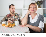 Elderly mother resents her son. Стоковое фото, фотограф Яков Филимонов / Фотобанк Лори