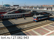 Trains on the railway tracks of the station in the city of Novosibirsk (2017 год). Редакционное фото, фотограф Юлия Машкова / Фотобанк Лори