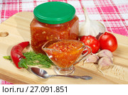 Аджика и продукты для ее приготовления на деревянной доске. Стоковое фото, фотограф Елена Коромыслова / Фотобанк Лори