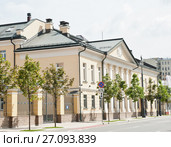 Улица Большая Ордынка, дом 41. Солнечный летний день. Москва. Россия (2017 год). Редакционное фото, фотограф E. O. / Фотобанк Лори