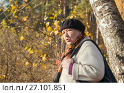 Angry old woman feels disgust in autumn park. Стоковое фото, фотограф Константин Шишкин / Фотобанк Лори