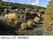 Городок Гмюнд-ин-Кернтен (Gmuend in Kaernten) на реке Мальте осенью. Каринтия, Австрия (2017 год). Стоковое фото, фотограф Bala-Kate / Фотобанк Лори