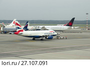 Буксировка самолета Airbus A319 (G-EUOI) British Airways на взлетную полосу. Аэропорт Мальпенса. Милан (2017 год). Редакционное фото, фотограф Виктор Карасев / Фотобанк Лори