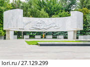 Мемориальный комплекс "Павшим воинам". Захоронения воинов Великой Отечественной войны и вечный огонь в Ростове на Дону (2015 год). Редакционное фото, фотограф Алёшина Оксана / Фотобанк Лори