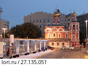 Москва, новая общественная остановка на Славянской площади (2017 год). Редакционное фото, фотограф Дмитрий Неумоин / Фотобанк Лори