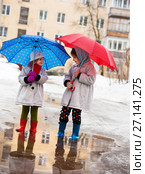little girls walking through puddles. Стоковое фото, фотограф Дарья Трофимова / Фотобанк Лори