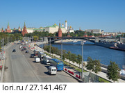 Москва. Осенний вид на Пречистенскую набережную и Московский Кремль (2017 год). Стоковое фото, фотограф Елена Коромыслова / Фотобанк Лори