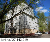Пятиэтажный (изначально трёхэтажный) трёхподъездный кирпичный жилой дом, построен в 1949 году. Измайловский бульвар, 20 (6-я Парковая улица, 34). Район Измайлово. Москва (2017 год). Редакционное фото, фотограф lana1501 / Фотобанк Лори