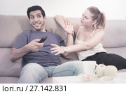 Couple arguing because of TV remote. Стоковое фото, фотограф Яков Филимонов / Фотобанк Лори