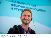 Австралийский оратор, писатель Ник Вуйчич выступает перед прессой на XIX Всемирном фестивале молодежи и студентов в Сочи, Россия (2017 год). Редакционное фото, фотограф Николай Винокуров / Фотобанк Лори
