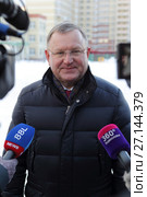 Глава района Евгений Иванович Жирков перед журналистами на освящении закладного камня под строительство храма в микрорайоне Дзержинского города Балашиха (2016 год). Редакционное фото, фотограф Дмитрий Неумоин / Фотобанк Лори