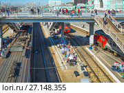 Железнодорожная станция "Новосибирск-Главный", гастарбайтеры с вещами и баулами на перроне вокзала. Новосибирск, Сибирь, Россия (2017 год). Редакционное фото, фотограф Евгений Мухортов / Фотобанк Лори