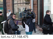 Телеоператор телеканала Москва 24, работает на Тверской улице (2017 год). Редакционное фото, фотограф Дмитрий Неумоин / Фотобанк Лори