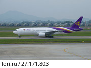 Самолет Boeing 777-2D7 (HS-TJW) Thai Airways International на рулежной дорожке аэропорта Ной Бай. Ханой, Вьетнам (2016 год). Редакционное фото, фотограф Виктор Карасев / Фотобанк Лори