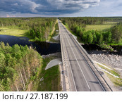Автомобильная дорога с мостом через реку. Стоковое фото, фотограф Кекяляйнен Андрей / Фотобанк Лори