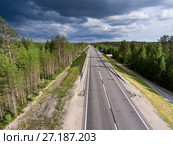 Автомобильная дорога с грозовыми тучами на небе. Стоковое фото, фотограф Кекяляйнен Андрей / Фотобанк Лори