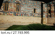 Image of frescoes of church in Sucevita Monastery on Bucovina in Romania. (2017 год). Стоковое видео, видеограф Яков Филимонов / Фотобанк Лори