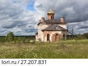 Деревенский пейзаж с реставрируемой церковью Николая Чудотворца в деревне Средняя (Олюшино), Верховажского района, Вологодской области (2014 год). Стоковое фото, фотограф Николай Мухорин / Фотобанк Лори