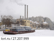Москва, судно на Водоотводном канале зимой и здание ГЭС-2 (2006 год). Редакционное фото, фотограф Дмитрий Неумоин / Фотобанк Лори