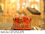 Русская православная церковь. Венчальные венцы на фоне алтаря. Стоковое фото, фотограф Mikhail Erguine / Фотобанк Лори