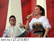 Марина Девятова выступает на концерте в День Победы (2016 год). Редакционное фото, фотограф Free Wind / Фотобанк Лори
