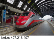 Скоростной поезд Frecciarossa компании Трениталия у платформы центрального железнодорожного вокзала Милана. Италия (2017 год). Редакционное фото, фотограф Виктор Карасев / Фотобанк Лори