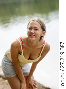 Girl in shorts and a T-shirt, posing on the shore of the lake / Photo taken in Russia, in the countryside. Стоковое фото, фотограф Вадим Орлов / Фотобанк Лори