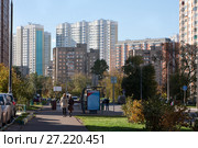Москва, ЮВАО, микрорайон Некрасовка, 2-я Вольская улица. Вид на жилые дома в солнечный теплый осенний день (2016 год). Стоковое фото, фотограф Наталья Николаева / Фотобанк Лори