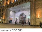 Москва. Вход в наземный вестибюль станции метро "Октябрьская" (кольцевая) вечером (2017 год). Редакционное фото, фотограф Виктор Тараканов / Фотобанк Лори