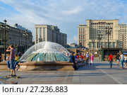 Манежная площадь. Four Seasons Hotel Moscow 5* (ранее - гостиница "Москва") и Государственная Дума, Москва, Россия (2016 год). Редакционное фото, фотограф Ольга Коцюба / Фотобанк Лори