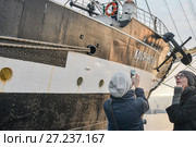 На пирсе около барка "Крузенштерн" (2015 год). Редакционное фото, фотограф Александр Алексеев / Фотобанк Лори