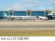 Самолет Airbus A340-300 (A6-EEN) Mahan Airlines у терминала аэропорта Мальпенса . Милан, Италия (2017 год). Редакционное фото, фотограф Виктор Карасев / Фотобанк Лори