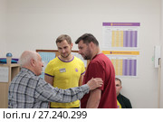 Пожилой мужчина задаёт вопрос врачу центра доктора Бубновского, город Балашиха (2017 год). Редакционное фото, фотограф Дмитрий Неумоин / Фотобанк Лори