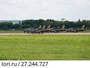 Самолеты Aermacchi MB-339 пилотажной группы "Аль Фурсан" на взлетной полосе аэродрома "Раменский". Аэрошоу МАКС-2017. Редакционное фото, фотограф Виктор Карасев / Фотобанк Лори