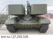 Транспортно - заряжающая машина ТЗМ-Т тяжелой огнеметной системы ТОС-1А (ракетный комплекс залпового огня) на Международном военно-техническом форуме Армия-2017, вид спереди. Редакционное фото, фотограф Малышев Андрей / Фотобанк Лори