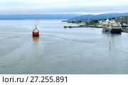 Cruise ship and Fishing Vessel in Tromsoysundet strait between Tromsdalen on mainland and island of Tromsoya. Северная Норвегия (2016 год). Редакционное фото, фотограф Валерия Попова / Фотобанк Лори