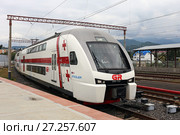 Двухэтажный поезд Stadler «Тбилиси — Батуми» подъезжает к вокзалу города Батуми. Грузия (2017 год). Редакционное фото, фотограф Алексей Гусев / Фотобанк Лори