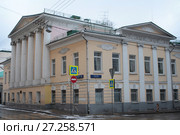 Москва, здание с колоннами на углу улиц Сверчков переулок и Девяткин переулок (2016 год). Редакционное фото, фотограф Дмитрий Неумоин / Фотобанк Лори