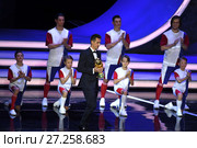 Финальная жеребьевка ЧМ по футболу ФИФА 2018 в России. Final Draw for the 2018 FIFA World Cup Russia.Чемпион мира, футболист Миросла́в  Кло́зе (Miroslav Josef Klose) (в центре) представляет Кубок ЧМ 2018. (2017 год). Редакционное фото, фотограф Александр С. Курбатов / Фотобанк Лори