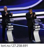 Финальная жеребьевка ЧМ по футболу ФИФА 2018 в России. Final Draw for the 2018 FIFA World Cup Russia. Легенды футбола Никита Симонян и Диего Марадона. (2017 год). Редакционное фото, фотограф Александр С. Курбатов / Фотобанк Лори