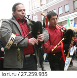 Уличное шествие. Музыканты играют на шотландских волынках (2008 год). Редакционное фото, фотограф Борис Кавашкин / Фотобанк Лори