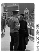 Разговор милиционера и священника на улице. Редакционное фото, фотограф Борис Кавашкин / Фотобанк Лори