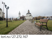 Город Тула, Лавочки для отдыха на фоне Николо Зарецкой церкви осенью (2017 год). Редакционное фото, фотограф Игорь Низов / Фотобанк Лори