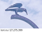 Ворон с кольцом на воротах Корвина, ведущих в Королевский дворец. Будапешт. Венгрия (2015 год). Редакционное фото, фотограф stargal / Фотобанк Лори