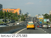 Москва, движение транспорта на Варшавском шоссе. Желтый автомобиль "Яндекс Такси" с рекламой ЛДПР (2017 год). Редакционное фото, фотограф Щеголева Ольга / Фотобанк Лори