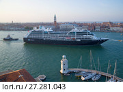 Круизный лайнер "Azamara Quest" в бухте Сан Марко. Венеция (2016 год). Редакционное фото, фотограф Виктор Карасев / Фотобанк Лори