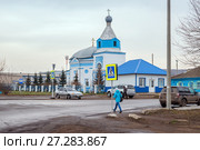 Ужур. Храм святых первоверных апостолов Петра и Павла и здание воскресной школы. (2017 год). Редакционное фото, фотограф Светлана Попова / Фотобанк Лори