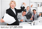 Businesswoman and team delighted with achievements. Стоковое фото, фотограф Яков Филимонов / Фотобанк Лори